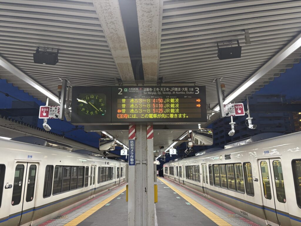 早朝の奈良駅。始発電車が両側に鎮座している。