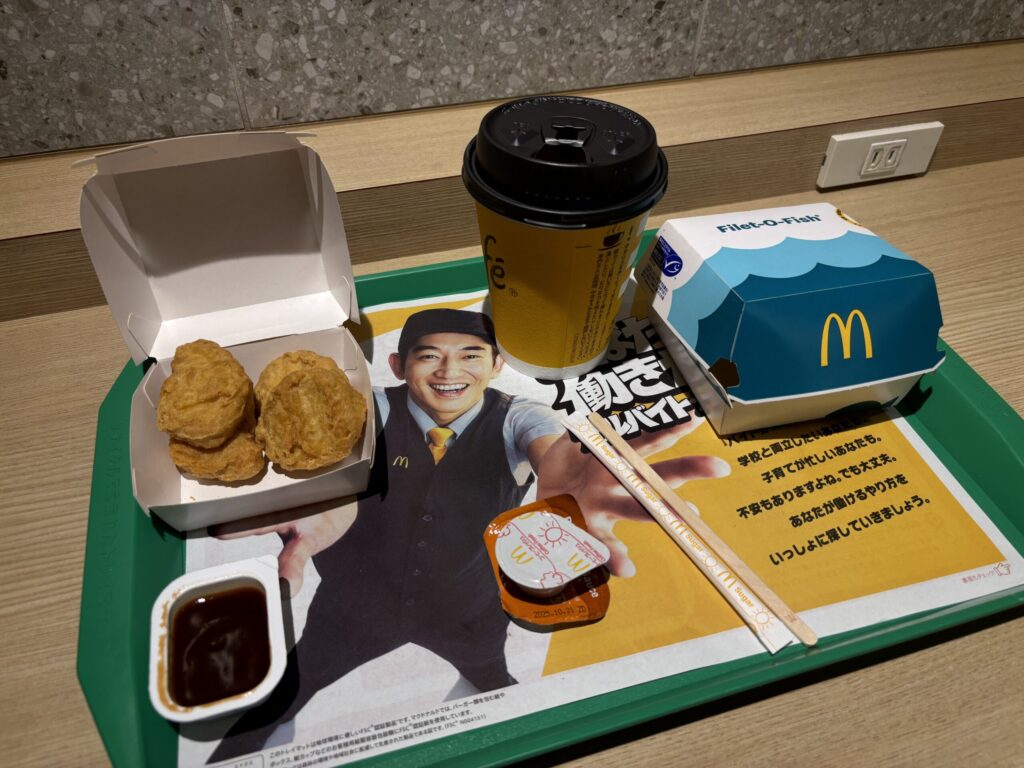 朝マックのハンバーガー、ホットコーヒー、チキンナゲットの画像。