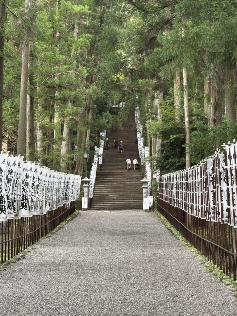 熊野本宮大社の参道から登る158段の階段