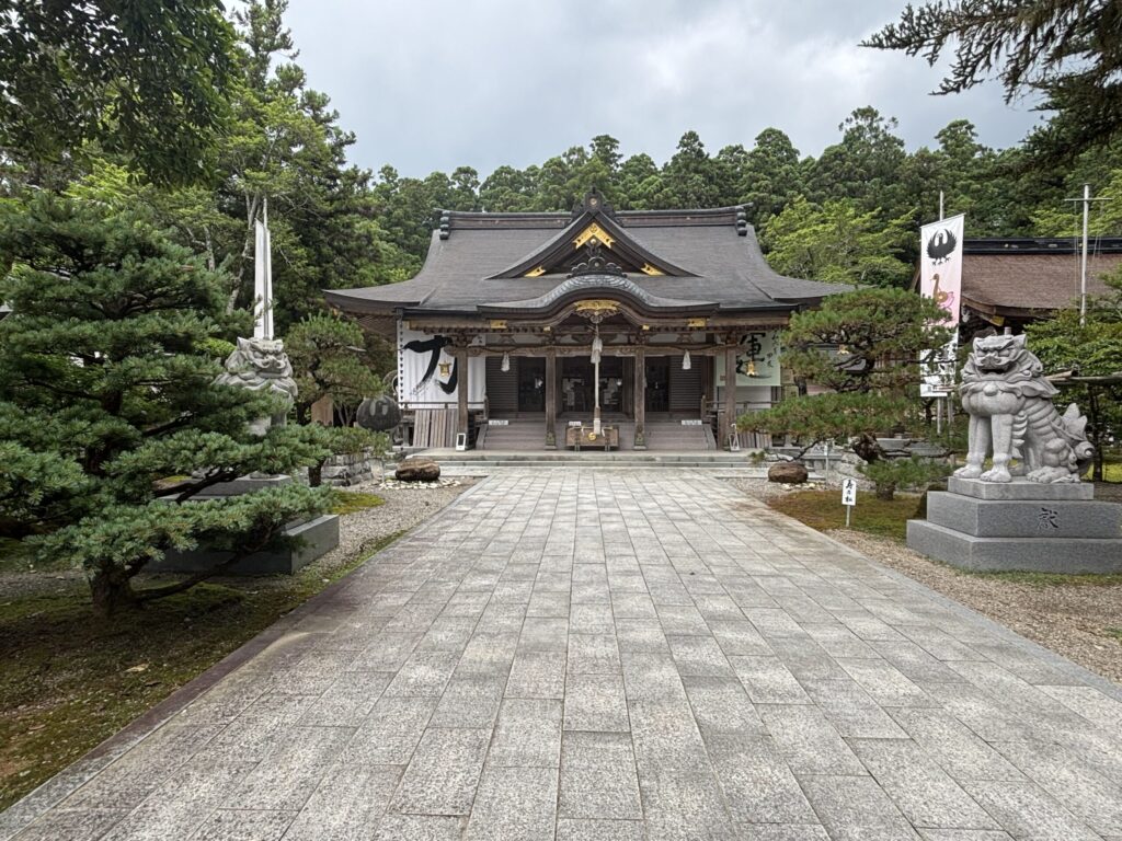 八咫烏神社を参道の先に見るように撮影した画像。