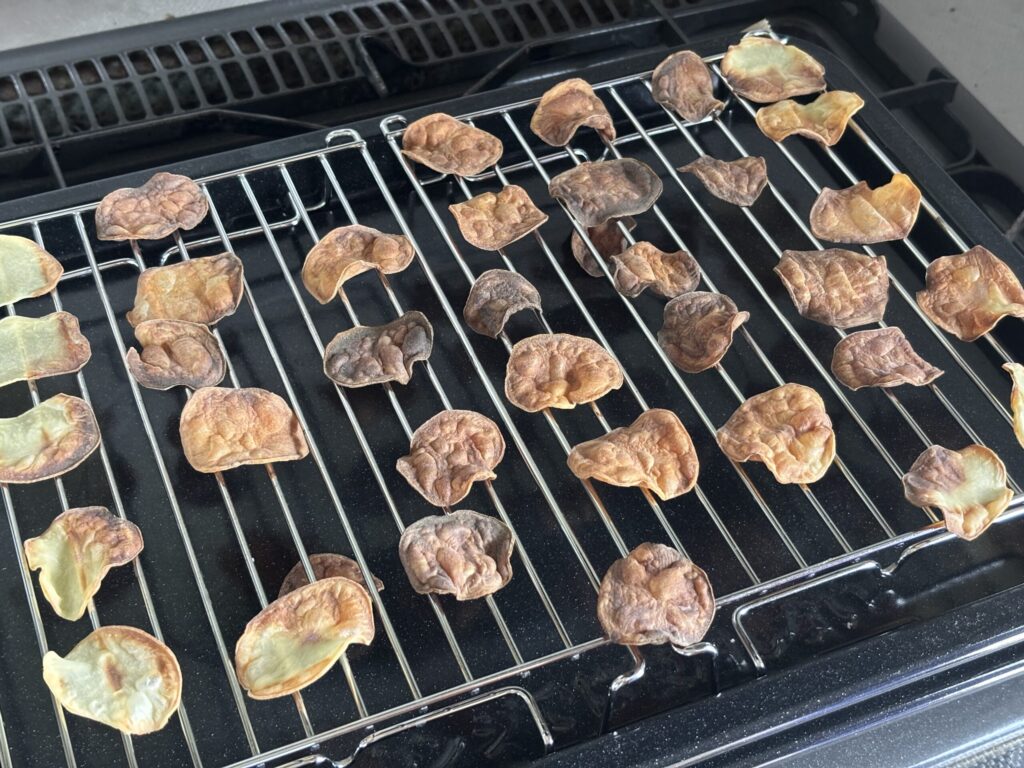 オーブンの網焼きで焼いて焦げてしまった、スライスしたジャガイモ。