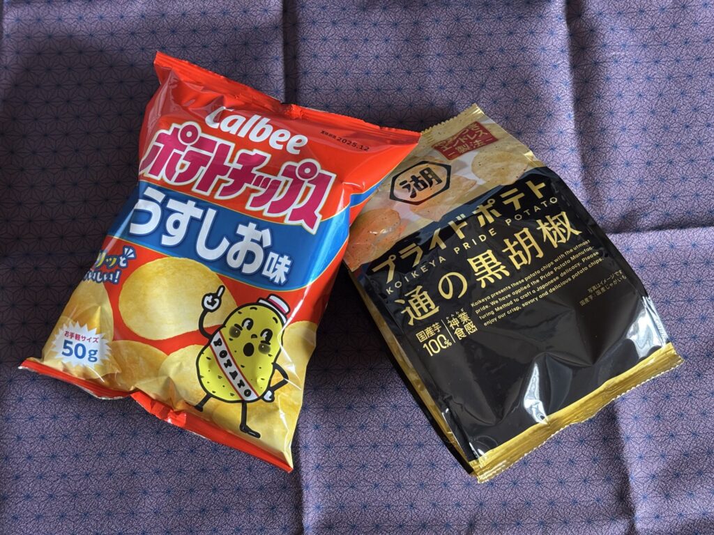 カルビーと湖池屋さんのポテトチップス袋入り２袋の写真