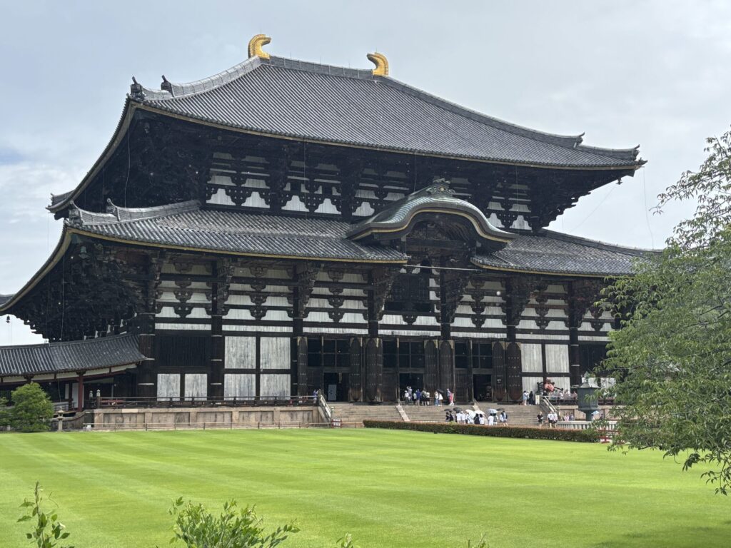 東大寺の写真。
入口の人達が米粒くらいに見えている。