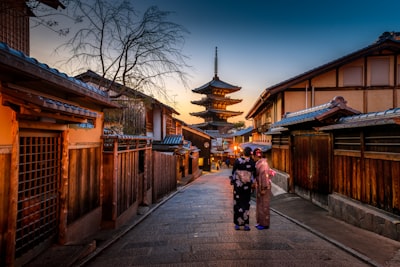 京都の町並み。 遠方に五重塔が見える。