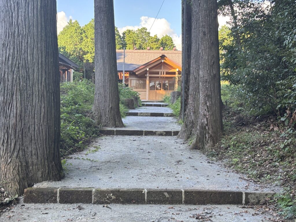 野上神社　参道から見える本殿の写真