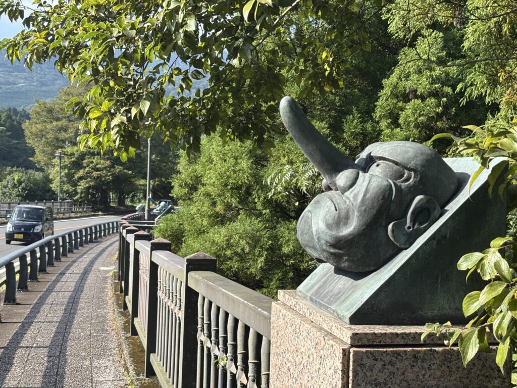 霧島天狗橋の欄干に鎮座している天狗のお面