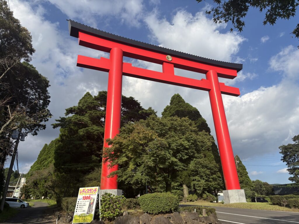 霧島神宮の赤い大鳥居の写真