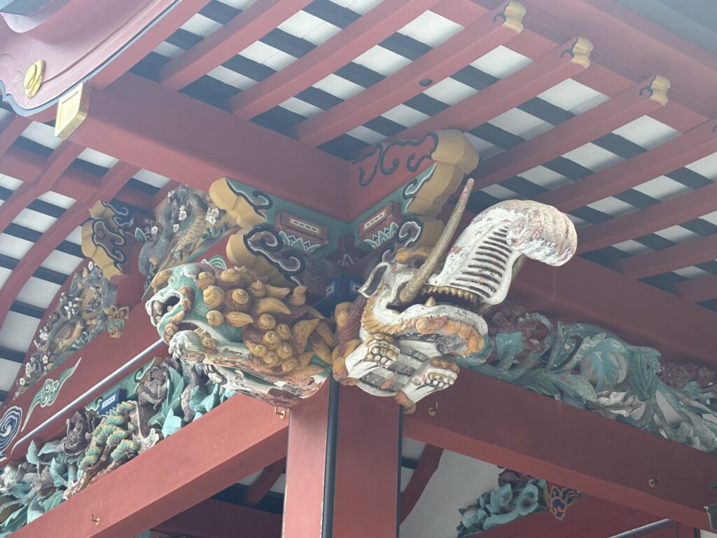 霧島神宮拝殿の「木鼻（きばな）」装飾のアップ写真（右側）