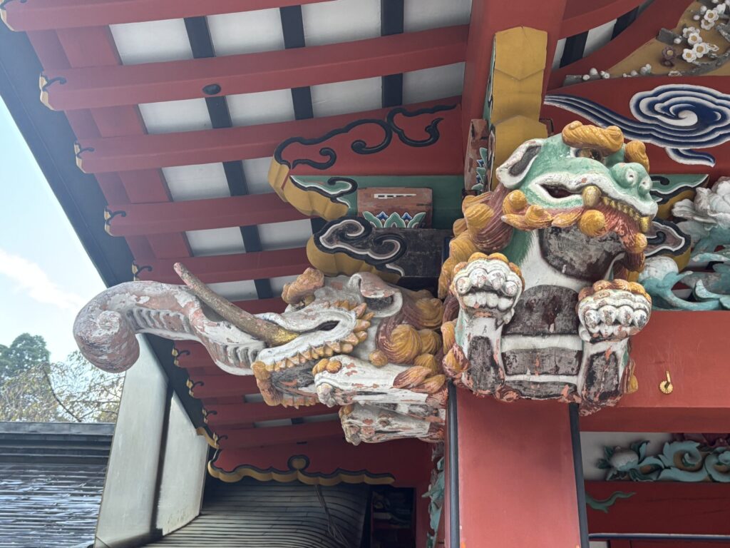 霧島神宮拝殿の「木鼻（きばな）」装飾のアップ写真（左側）