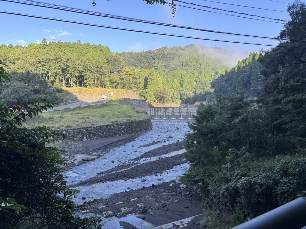道路左下に河川改修工事をしている写真