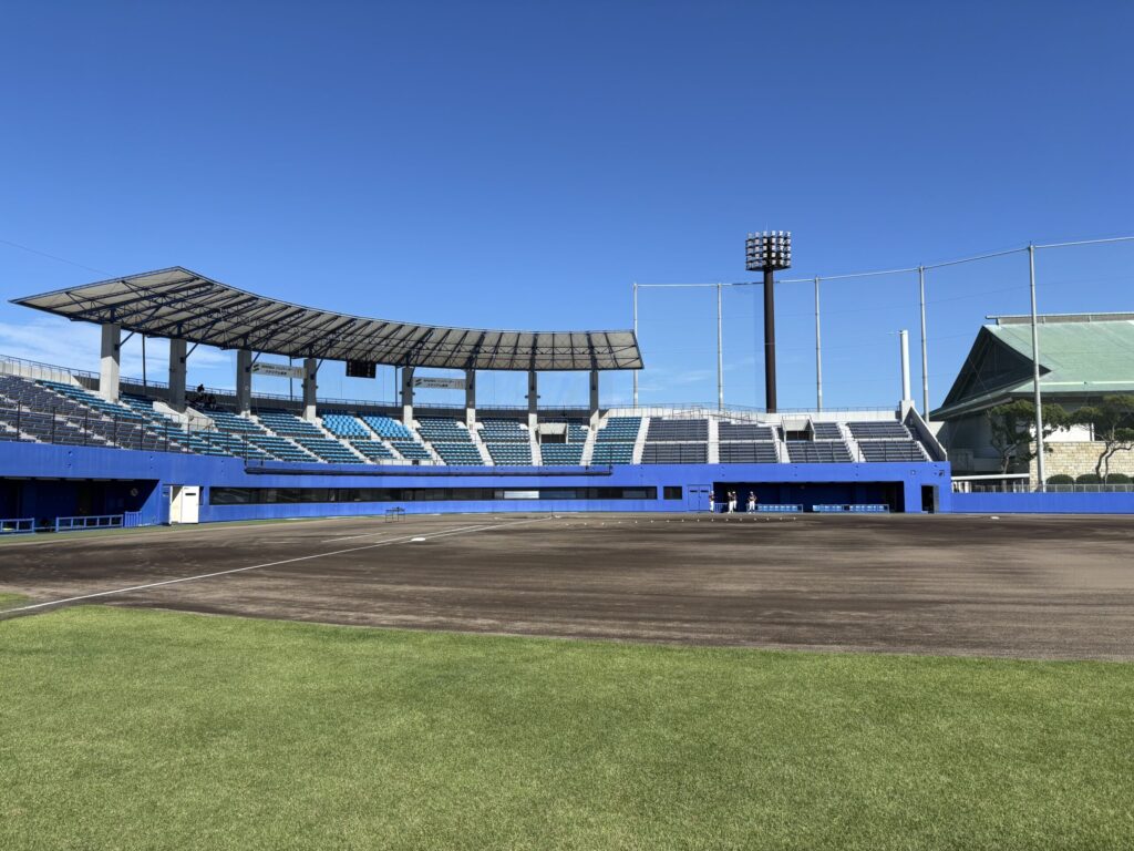 唐津市野球場（SHOWAハンバーガースタジアム唐津）の開会式前内野スタンド写真