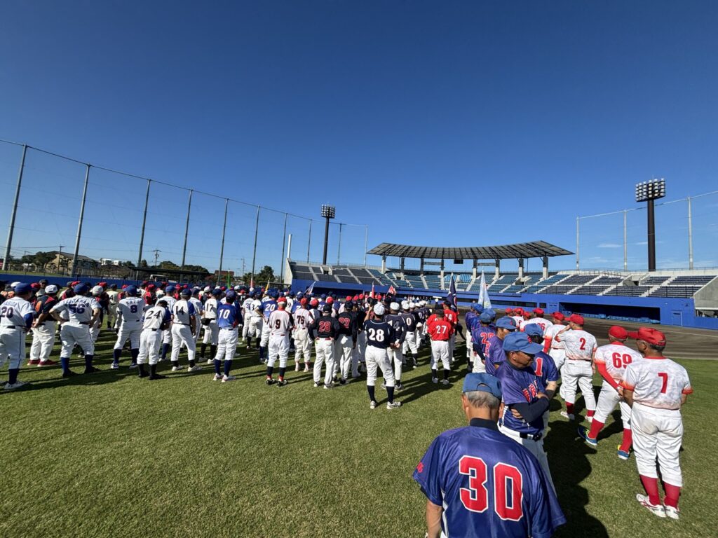開会式に集まったたくさんの選手たちの後ろ姿
