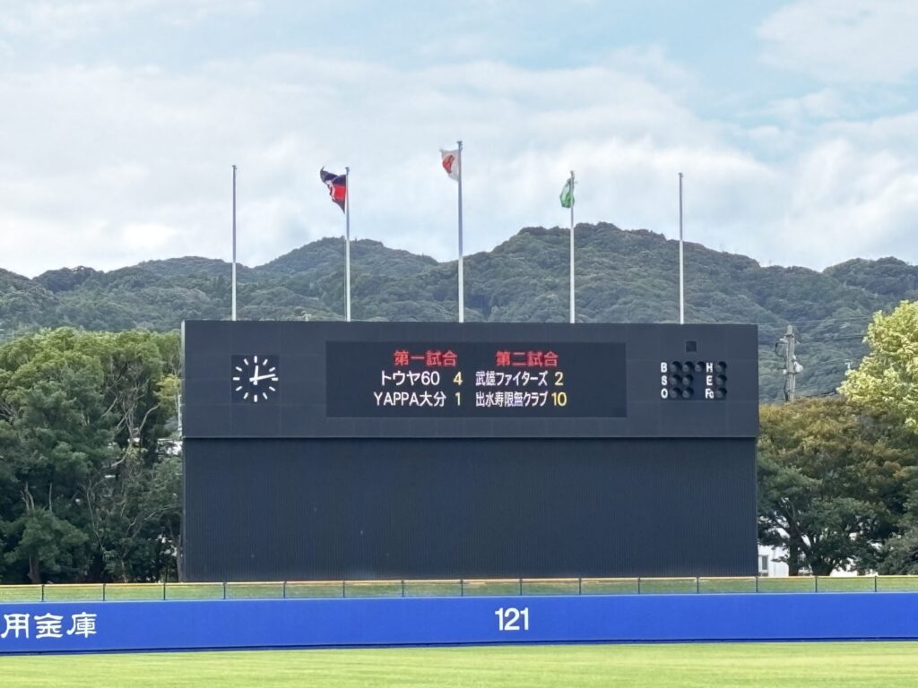 準決勝二試合の結果が表示されたスコアボードの写真