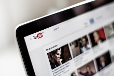 iPadにYoutube画像の写った写真