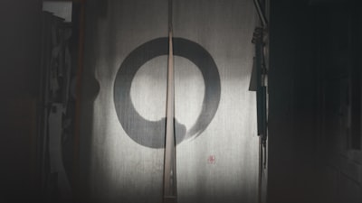 筆で丸を書いたデザインの「のれん」の写真