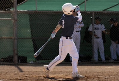 野球の試合中：打撃のフォロースルー写真