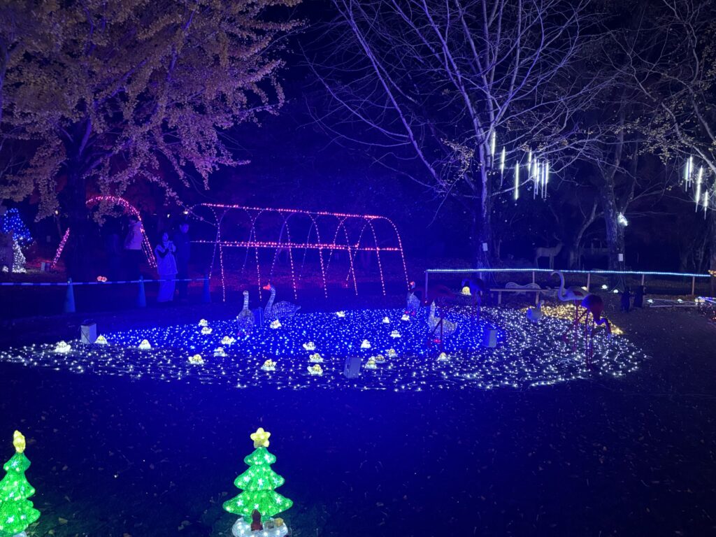 曽木の滝のイルミネーション画像。全体的に青色。