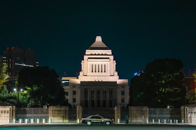 夜、ライトアップされた国会議事堂の写真