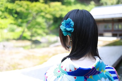 日本人女性の和服の後ろ姿の画像。