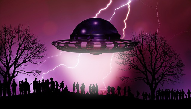 UFOを大きく描いた画像で、紫色の背景に落雷と群衆の影がある。