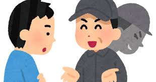 詐欺師が笑顔で男性を騙す会話をしている画像