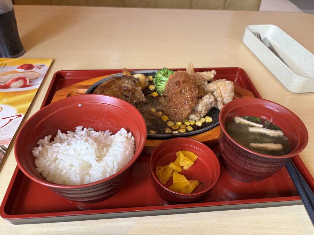 ファミリーレストランで注文した2回目のハンバーグ・コロッケ・唐揚げ定食。