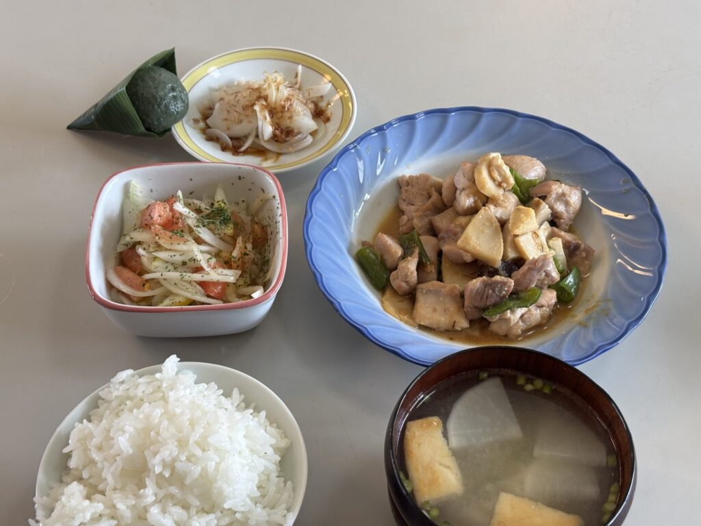 でき上がった3品の写真とごはん