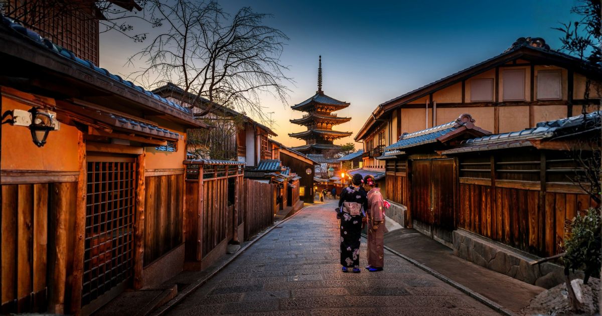 京都の町並み、遠方に5重の塔が見える