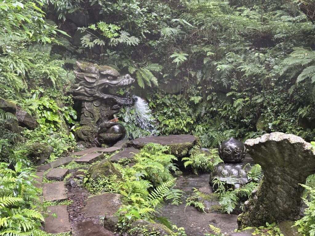龍泉の蛇口全体の画像：龍の口、マニコロ、尻尾がある