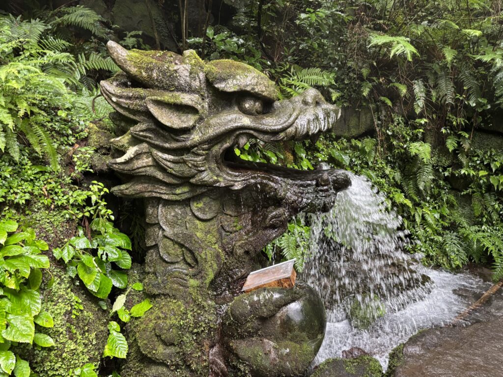 龍泉の蛇口：石像の龍の口から水が吹き出している