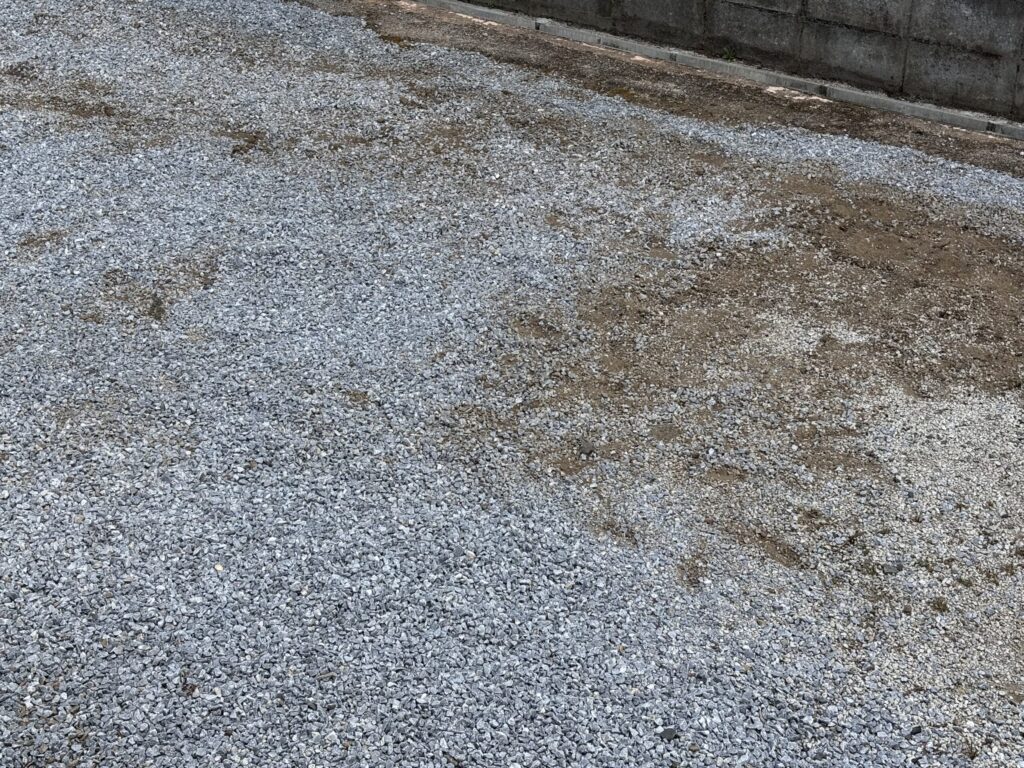 砂利散布してある庭の草取り後の写真
