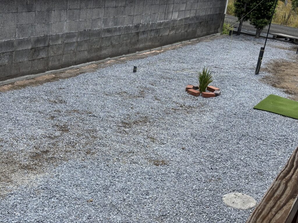 砂利散布してある庭の草取り後の写真